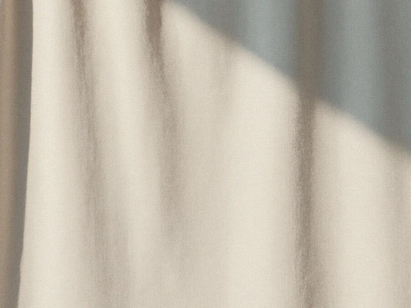 Textil neutro en pliegues suaves como apoyo visual editorial.