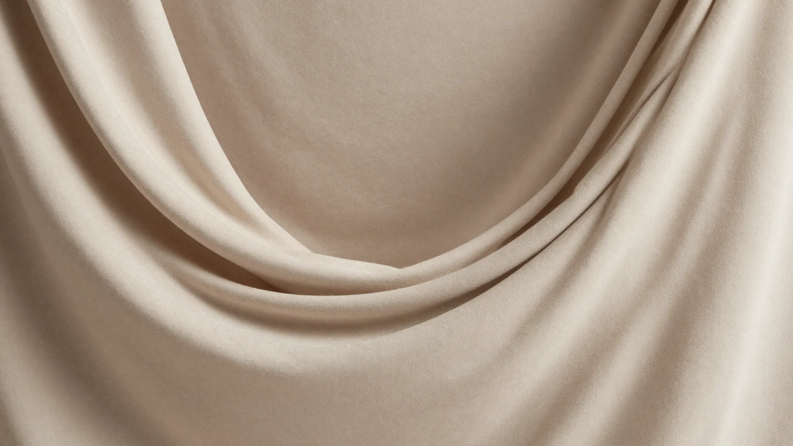 Capas de tela neutra en curvas suaves, metáfora abstracta de zonas íntimas sin exposición.